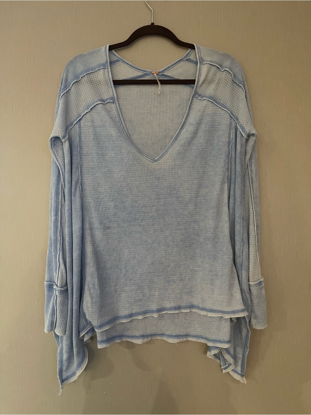 Free people medium oversized Light Blue V-Neck Women's Thermal Top raw hem READ